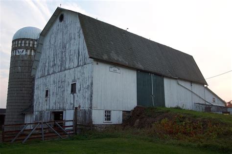 white barn   photo  freeimages