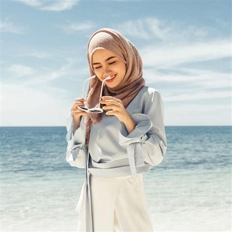 25 Inspirasi Modis Model Pakaian Hijab Untuk Ke Pantai