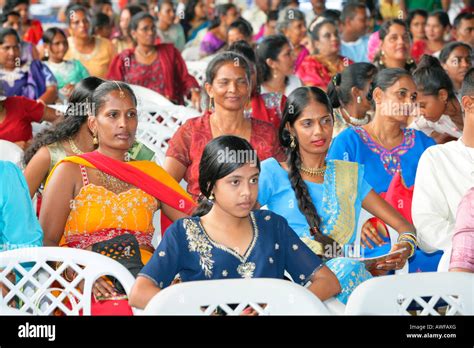 Las Mujeres De Etnia India En Un Festival Hindú Georgetown Guyana