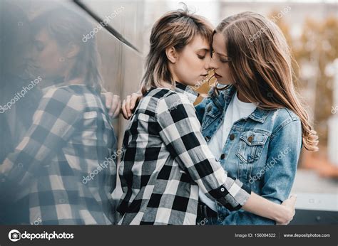 schönes junges lesbisches paar stockfotografie