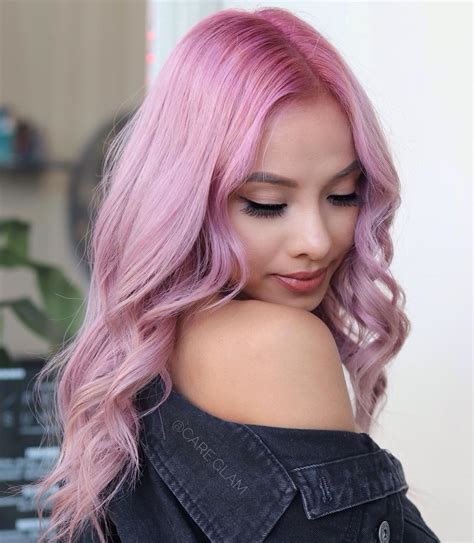 Eccola con capelli rose gold sfumati e a onde. Capelli Rosa: tutte le sfumature di tendenza nel 2020 - CapelliStyle