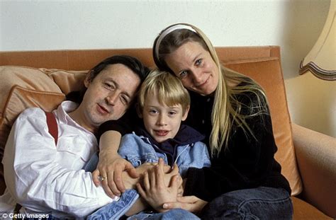 macaulay culkin s reclusive father kit says actor is no longer his son daily mail online