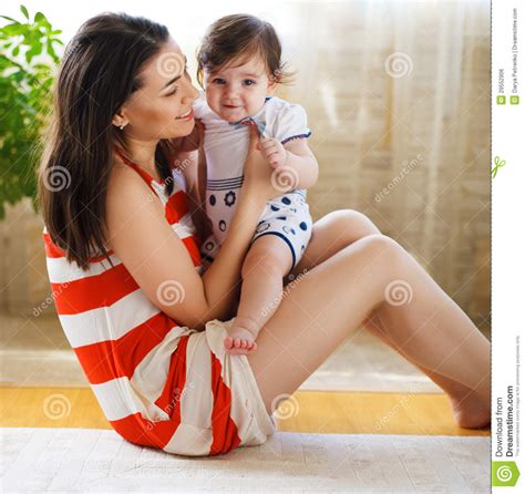 gelukkige glimlachende moeder met de oude baby van acht maanden stock foto image  lachen
