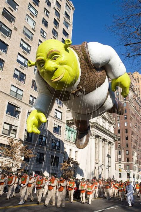 watch macy s thanksgiving day parade balloons be inflated