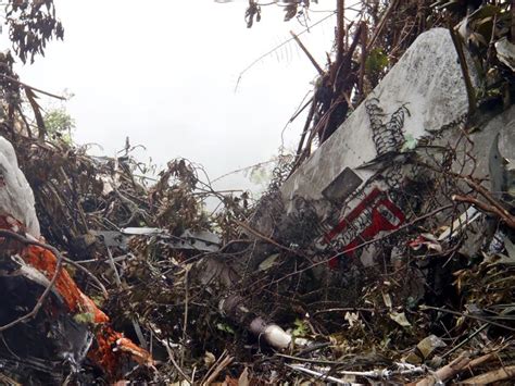 Foto Foto Puing Dan Mayat Korban Pesawat Sukhoi Gambar