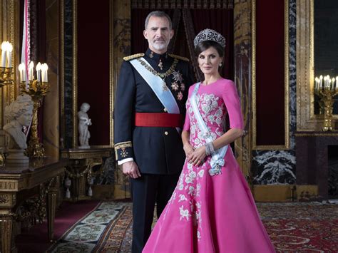 los reyes de espana  sus hijas estrenan fotos oficiales magacin