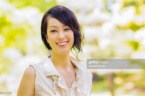 joyeux portrait souriant mature femme japonaise dans le parc yoyogi