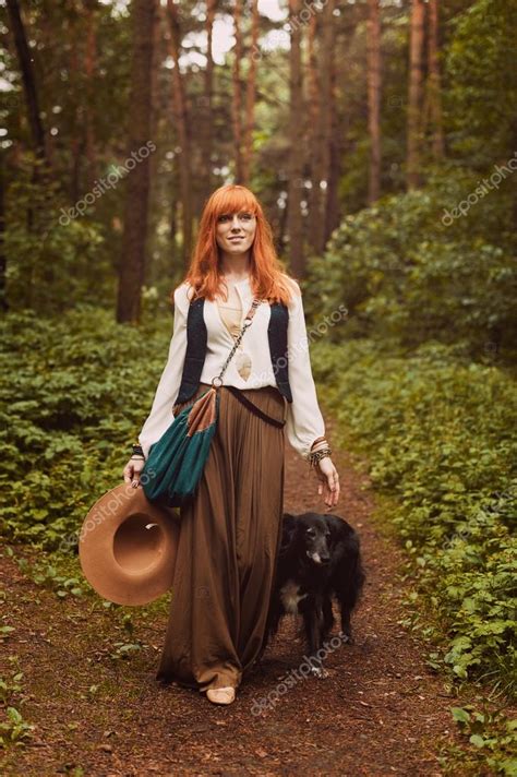 retrato do sorriso de mulher hippie romântico na floresta — fotografias de stock © tsyhanova