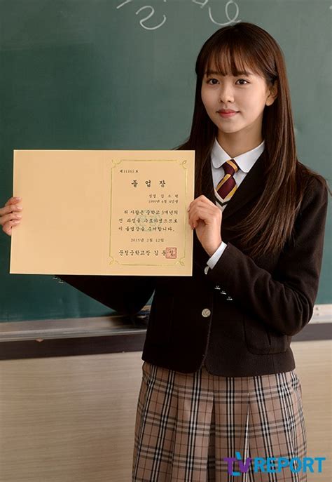 [t포토] 김소현 중학교 졸업하고 고등학교 가요~