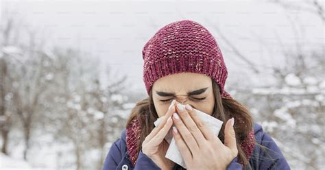 Foto Mujer Joven Que Sufre De Un Resfriado Estacional Y Gripe Sonándose