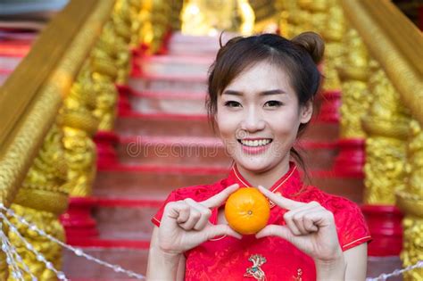 Chinese Vrouw Aziatisch Jong Meisje Die De Traditionele Vulling Van