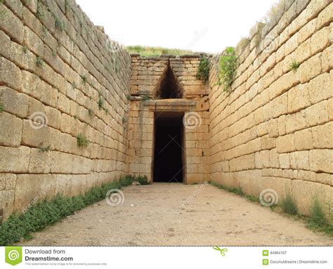 entrance   beehive tomb treasury  atreus archaeological site  mycenae greece stock