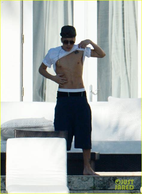 Justin Bieber Shirtless And Underwear Clad In Miami Photo 2800357
