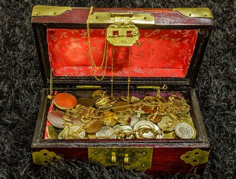 guy  bombed   journalism   famous buried treasure