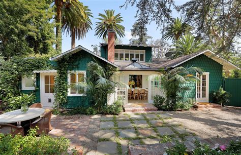 photo      classic craftsman bungalow charms   hollywood craftsman bungalows