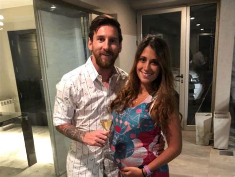 Lionel Messi Muestra Cómo Celebró Su Año Nuevo Y La Pancita De Su Esposa