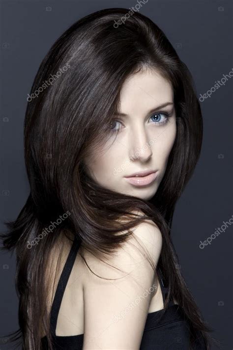 jeune caucasien belle super modèle européen brune sexy avec de longs cheveux noirs naturels