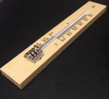 alles fuers auge  zimmerthermometer innenthermometer aus holz raum