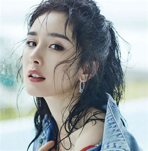 How Seductive Yang Mi Is The Swimsuit Fits Close To The Body And