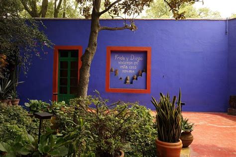 mexico citys blue house  frida kahlo  born lived  died sinie doma diego