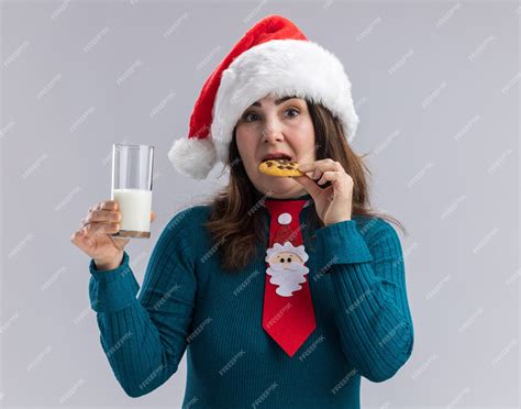 Mulher Adulta Caucasiana Impressionada Com Chapéu De Papai Noel E