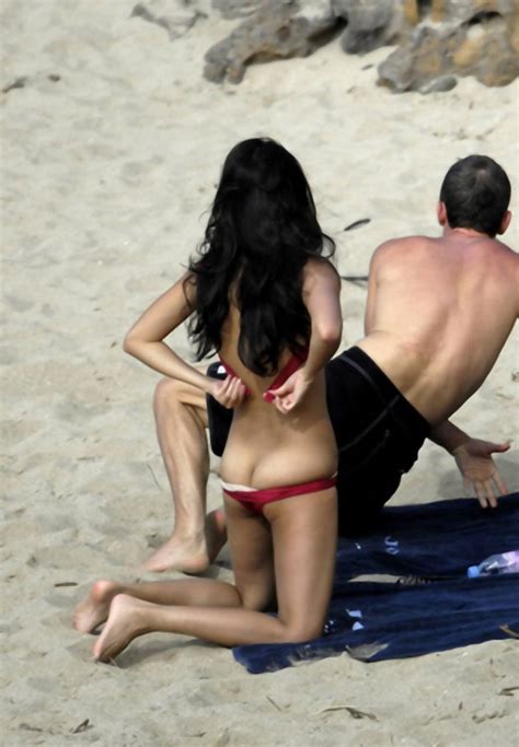 衝撃！女優チャン・ツィーがビーチで乳出しトップレス！ xnews2 スキャンダラスな光景