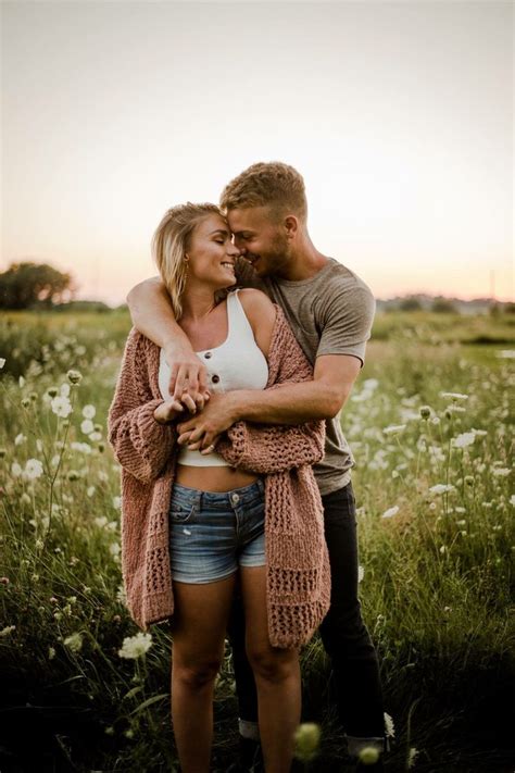 outdoor couples photo session couple photoshoot poses couple picture