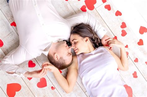 valentinstag haelt ein verliebtes paar eine grosse inschrift liebe premium foto