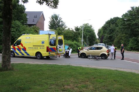 fietsster botst op afslaande auto  zutphen vrouw naar ziekenhuis foto adnl