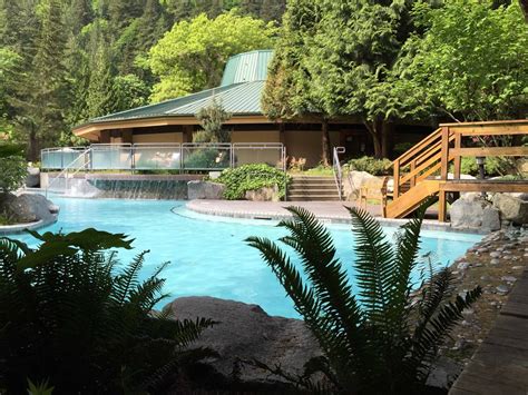 reasons  visit harrison hot springs resort spa british columbia