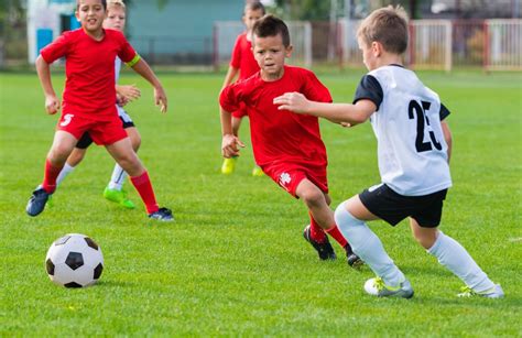 descubre los beneficios de jugar futbol  ninos  adolescentes la raza