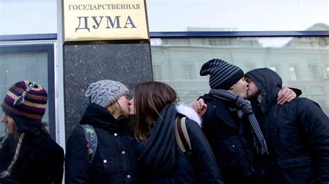 Orthodox Activists Attack Russian Kissing Protest Against Anti Gay