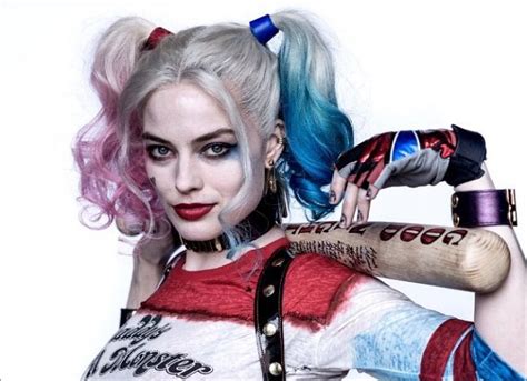 a never before seen picture of suicide squad harley quinn is released