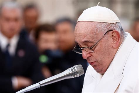 pope francis breaks   cries  mentioning ukraine  public