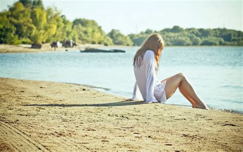 배경 화면 햇빛 야외 여성 여자들 모델 바다 육지 모래 다리 바닷가 연안 내향적 인 휴가 소녀