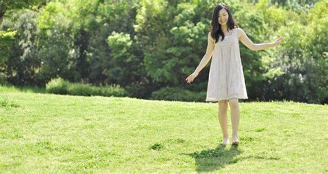 5 Reasons Why Walking On Grass Is Good For Your Health