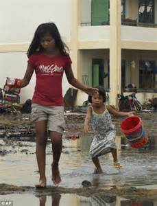 Philippines Typhoon Haiyan Soldiers Hold Back Desperate Filipinos