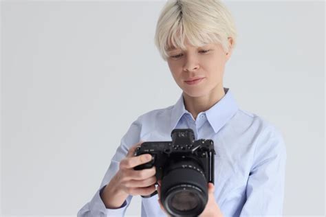 Premium Photo Short Haired Blonde Woman Adjusts Digital Photo Camera