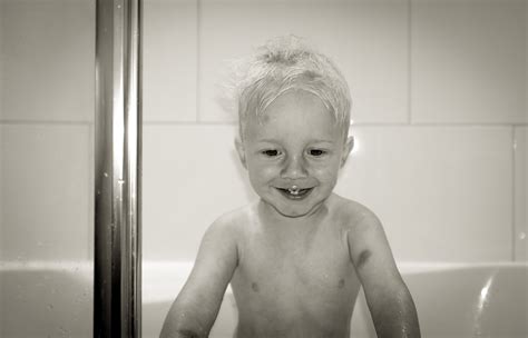 crianca garoto banho de banheira foto gratuita  pixabay