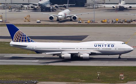 united airlines boeing   taxiing  hong kong airport aeronefnet