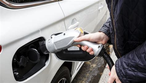 anwb kosten elektrische auto gestegen maar rijden op benzine blijft duurder rtl nieuws