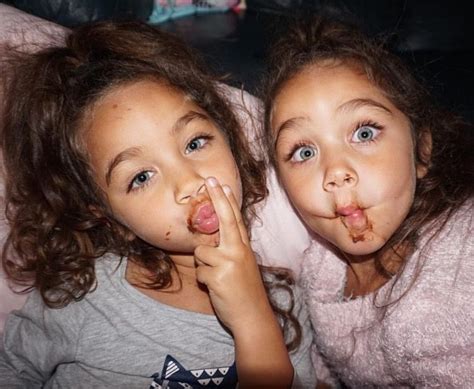 adorable twin sisters enfants mignons bébé swag jumeaux filles
