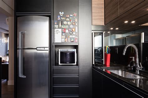 apartamentos reforma em cozinha coloca   preta em evidencia