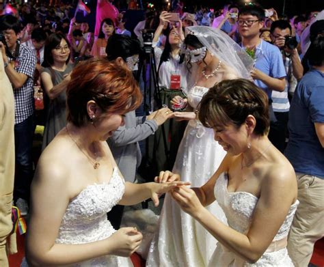 Taiwanese Same Sex Couples Wed At Vibrant Banquet The Seattle Times
