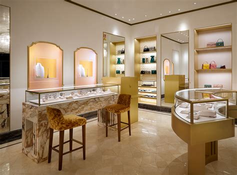 bulgari boutique joins luxury    paris cdg