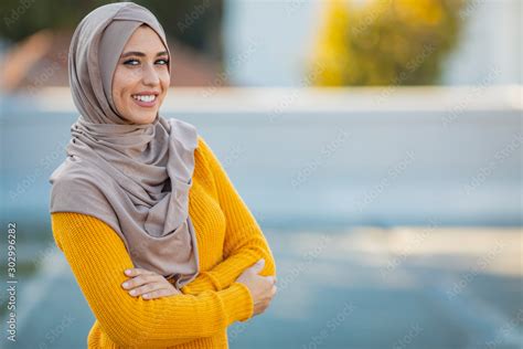 Stockfoto Med Beskrivningen Muslim Woman Wearing Hijab With A Happy