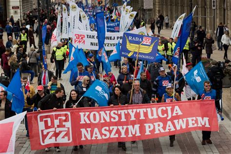 obchody  maja  warszawie manifestujacy chca godnej pracy