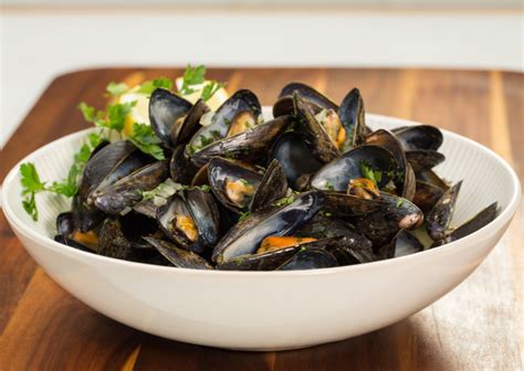 Savory Steamed Mussels In White Wine Broth Super Safeway