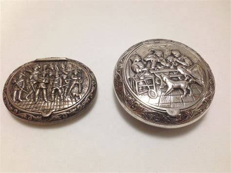 twee zilveren pillendoosjes met oud hollands decor catawiki