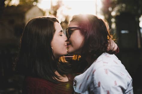 lesbian kissing profile women fotografier bilder och bildbanksfoton